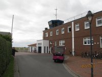 Nordsee 2017 (185)  Flugplatz Wangerooge mit dem Tower von der anderen Seite, gleich wieder Abflug nach Norderney